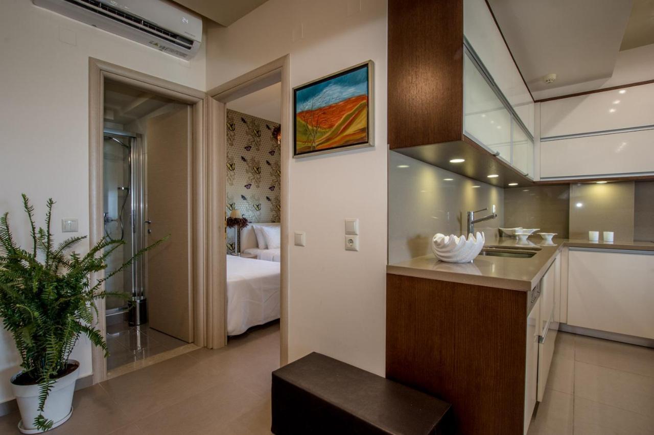 White Crystal Beachfront Apartment Goúrnes Esterno foto