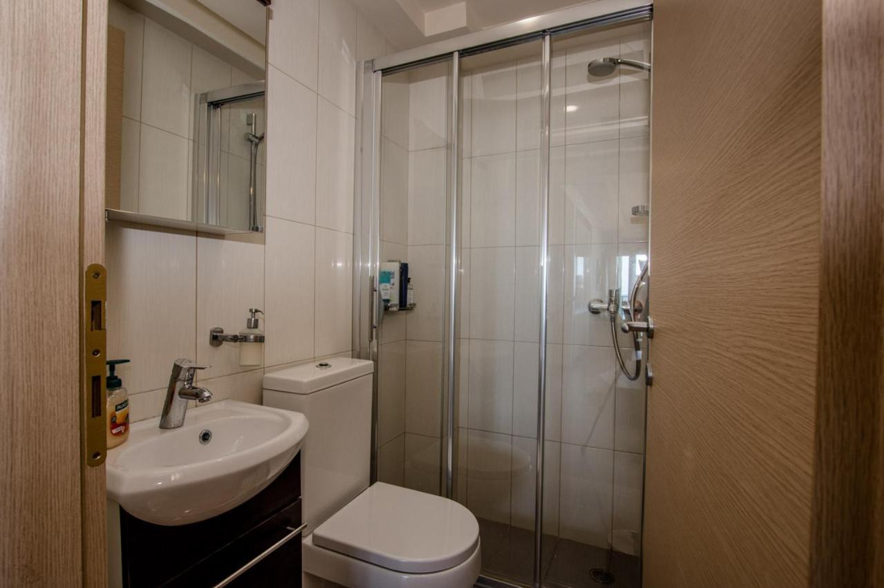 White Crystal Beachfront Apartment Goúrnes Esterno foto