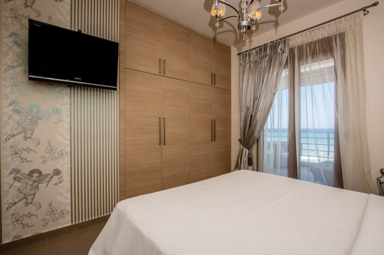White Crystal Beachfront Apartment Goúrnes Esterno foto